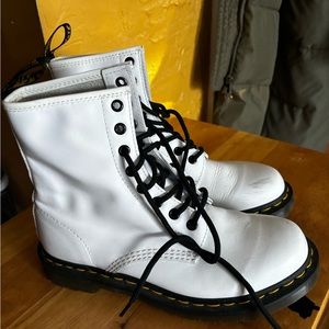 Dr Martens 11822 White Leather 8 Eye Lace-Up Combat Boots Women’s Size 8